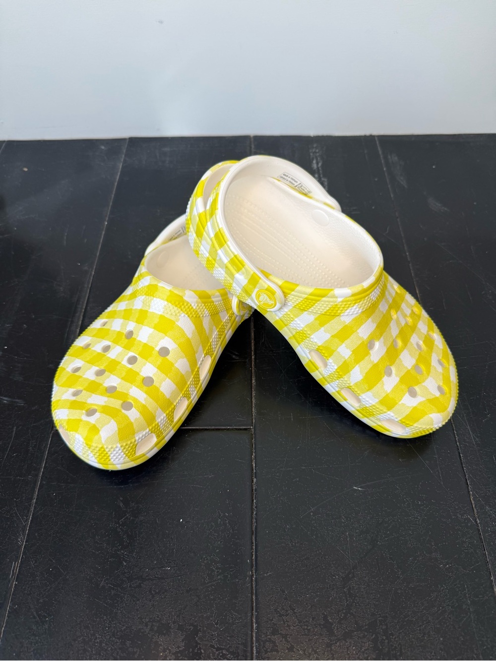 NWOT CROCS Classic Clog in Yellow Gingham